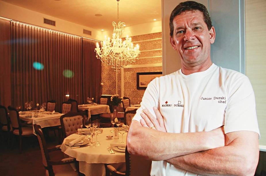 Júnior Durski, chef do Durski, posa à frente do salão do restaurante