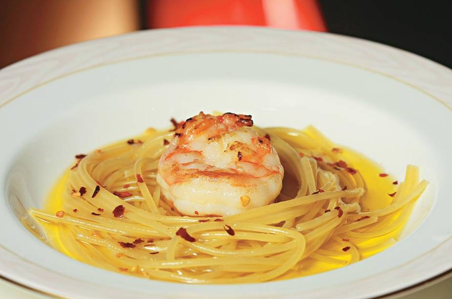 Espaguete com camarão salteado e azeite, receita do chef Júnior Durski, do restaurante Durski