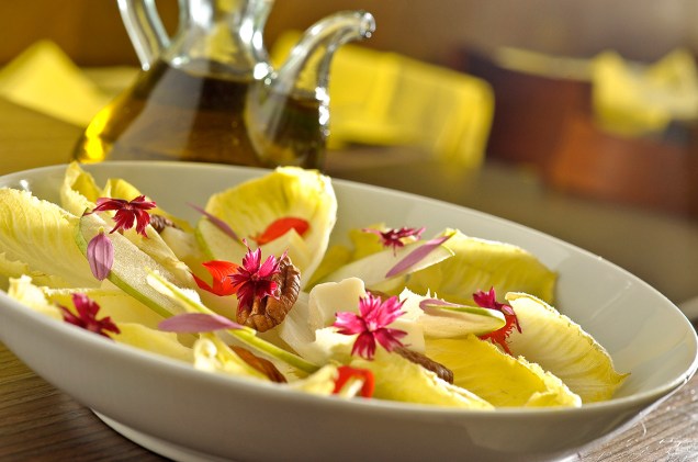 Salada de endívia com flores comestíveis, do restaurante Cosi.