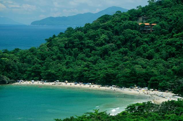 Dentre as 102 praias da costa, sempre tem alguma que surpreende, seja pelo verde do mar ou a exuberância da Mata Atlântica. O destino atrai surfistas, famílias e quem busca sossego. <a href="https://www.booking.com/searchresults.pt-br.html?aid=332455&lang=pt-br&sid=eedbe6de09e709d664615ac6f1b39a5d&sb=1&src=searchresults&src_elem=sb&error_url=https%3A%2F%2Fwww.booking.com%2Fsearchresults.pt-br.html%3Faid%3D332455%3Bsid%3Deedbe6de09e709d664615ac6f1b39a5d%3Bcity%3D-673959%3Bclass_interval%3D1%3Bdest_id%3D-675791%3Bdest_type%3Dcity%3Bdtdisc%3D0%3Bfrom_sf%3D1%3Bgroup_adults%3D2%3Bgroup_children%3D0%3Binac%3D0%3Bindex_postcard%3D0%3Blabel_click%3Dundef%3Bno_rooms%3D1%3Boffset%3D0%3Bpostcard%3D0%3Braw_dest_type%3Dcity%3Broom1%3DA%252CA%3Bsb_price_type%3Dtotal%3Bsearch_selected%3D1%3Bsrc%3Dsearchresults%3Bsrc_elem%3Dsb%3Bss%3DTeres%25C3%25B3polis%252C%2520%25E2%2580%258BRio%2520de%2520Janeiro%252C%2520%25E2%2580%258BBrasil%3Bss_all%3D0%3Bss_raw%3DTeres%25C3%25B3polis%3Bssb%3Dempty%3Bsshis%3D0%3Bssne_untouched%3DSocorro%26%3B&ss=Ubatuba%2C+%E2%80%8BS%C3%A3o+Paulo%2C+%E2%80%8BBrasil&ssne=Teres%C3%B3polis&ssne_untouched=Teres%C3%B3polis&city=-675791&checkin_monthday=&checkin_month=&checkin_year=&checkout_monthday=&checkout_month=&checkout_year=&no_rooms=1&group_adults=2&group_children=0&highlighted_hotels=&from_sf=1&ss_raw=Ubatuba+&ac_position=0&ac_langcode=xb&dest_id=-677399&dest_type=city&search_pageview_id=88c1734a13a501de&search_selected=true&search_pageview_id=88c1734a13a501de&ac_suggestion_list_length=5&ac_suggestion_theme_list_length=0" target="_blank" rel="noopener"><em>Busque hospedagens em Ubatuba </em></a> Dentre as 102 praias da costa, sempre tem alguma que surpreende, seja pelo verde do mar ou a exuberância da Mata Atlântica. O destino atrai surfistas, famílias e quem busca sossego. <a href="https://www.booking.com/searchresults.pt-br.html?aid=332455&lang=pt-br&sid=eedbe6de09e709d664615ac6f1b39a5d&sb=1&src=searchresults&src_elem=sb&error_url=https%3A%2F%2Fwww.booking.com%2Fsearchresults.pt-br.html%3Faid%3D332455%3Bsid%3Deedbe6de09e709d664615ac6f1b39a5d%3Bcity%3D-673959%3Bclass_interval%3D1%3Bdest_id%3D-675791%3Bdest_type%3Dcity%3Bdtdisc%3D0%3Bfrom_sf%3D1%3Bgroup_adults%3D2%3Bgroup_children%3D0%3Binac%3D0%3Bindex_postcard%3D0%3Blabel_click%3Dundef%3Bno_rooms%3D1%3Boffset%3D0%3Bpostcard%3D0%3Braw_dest_type%3Dcity%3Broom1%3DA%252CA%3Bsb_price_type%3Dtotal%3Bsearch_selected%3D1%3Bsrc%3Dsearchresults%3Bsrc_elem%3Dsb%3Bss%3DTeres%25C3%25B3polis%252C%2520%25E2%2580%258BRio%2520de%2520Janeiro%252C%2520%25E2%2580%258BBrasil%3Bss_all%3D0%3Bss_raw%3DTeres%25C3%25B3polis%3Bssb%3Dempty%3Bsshis%3D0%3Bssne_untouched%3DSocorro%26%3B&ss=Ubatuba%2C+%E2%80%8BS%C3%A3o+Paulo%2C+%E2%80%8BBrasil&ssne=Teres%C3%B3polis&ssne_untouched=Teres%C3%B3polis&city=-675791&checkin_monthday=&checkin_month=&checkin_year=&checkout_monthday=&checkout_month=&checkout_year=&no_rooms=1&group_adults=2&group_children=0&highlighted_hotels=&from_sf=1&ss_raw=Ubatuba+&ac_position=0&ac_langcode=xb&dest_id=-677399&dest_type=city&search_pageview_id=88c1734a13a501de&search_selected=true&search_pageview_id=88c1734a13a501de&ac_suggestion_list_length=5&ac_suggestion_theme_list_length=0" target="_blank" rel="noopener"><em>Busque hospedagens em Ubatuba </em></a>