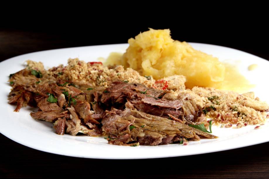 Cupim na manteiga de garrafa, mandioca assada e farofa de banana, preparado por Henrique Fogaça, chef e dono do restaurante Sal Gastronomia
