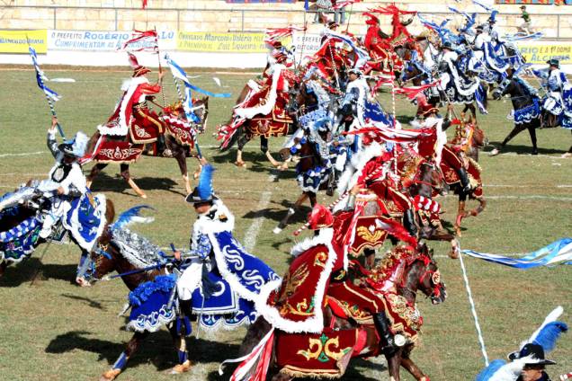 A luta coreográfica entre os 12 cavaleiros de azul (os cristãos) e 12 de vermelho (os mouros) é o auge da Cavalhada