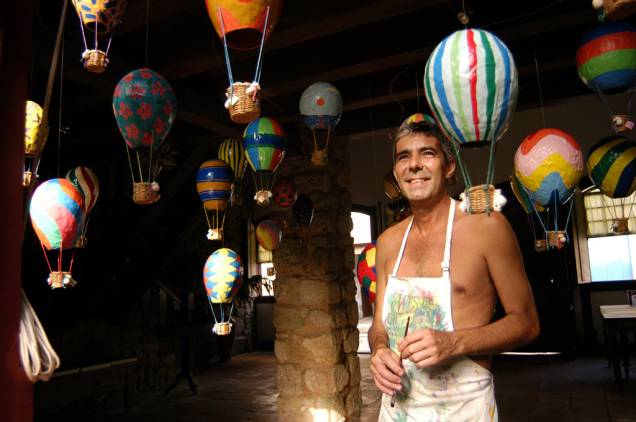 <strong><a href="https://viajeaqui.abril.com.br/estabelecimentos/br-rj-paraty-atracao-arte-e-artesanato" rel="Ateliês de arte e artesanato" target="_blank">Ateliês de arte e artesanato</a>, <a href="https://viajeaqui.abril.com.br/cidades/br-rj-paraty" rel="Paraty (RJ)" target="_blank">Paraty (RJ)</a></strong> A produção de artistas e artesãos pelas ruas de Paraty é intensa e qualquer caminhada pelo <a href="https://viajeaqui.abril.com.br/estabelecimentos/br-rj-paraty-atracao-centro-historico" rel="Centro Histórico" target="_blank">Centro Histórico</a> pode terminar com sacolinhas cheias de presentes. Mas é preciso procurar bastante para evitar as lojas mais turísticas e conhecer os melhores trabalhos. <a href="https://viajeaqui.abril.com.br/estabelecimentos/br-rj-paraty-atracao-arte-e-artesanato" rel="Clique aqui para ver um roteiro do Guia Quatro Rodas pelas lojinhas de artesanato da cidade" target="_blank">Clique aqui para ver um roteiro do Guia Quatro Rodas pelas lojinhas de artesanato da cidade</a>. <strong>Quando</strong>: todos os dias, em qualquer horário. Lembre-se que em dias de chuva o calçamento de pedra fica escorregadio. <strong><a href="https://viajeaqui.abril.com.br/estabelecimentos/br-rj-paraty-atracao-arte-e-artesanato" rel="Ateliês de arte e artesanato" target="_blank">Ateliês de arte e artesanato</a>, <a href="https://viajeaqui.abril.com.br/cidades/br-rj-paraty" rel="Paraty (RJ)" target="_blank">Paraty (RJ)</a></strong> A produção de artistas e artesãos pelas ruas de Paraty é intensa e qualquer caminhada pelo <a href="https://viajeaqui.abril.com.br/estabelecimentos/br-rj-paraty-atracao-centro-historico" rel="Centro Histórico" target="_blank">Centro Histórico</a> pode terminar com sacolinhas cheias de presentes. Mas é preciso procurar bastante para evitar as lojas mais turísticas e conhecer os melhores trabalhos. <a href="https://viajeaqui.abril.com.br/estabelecimentos/br-rj-paraty-atracao-arte-e-artesanato" rel="Clique aqui para ver um roteiro do Guia Quatro Rodas pelas lojinhas de artesanato da cidade" target="_blank">Clique aqui para ver um roteiro do Guia Quatro Rodas pelas lojinhas de artesanato da cidade</a>. <strong>Quando</strong>: todos os dias, em qualquer horário. Lembre-se que em dias de chuva o calçamento de pedra fica escorregadio.
