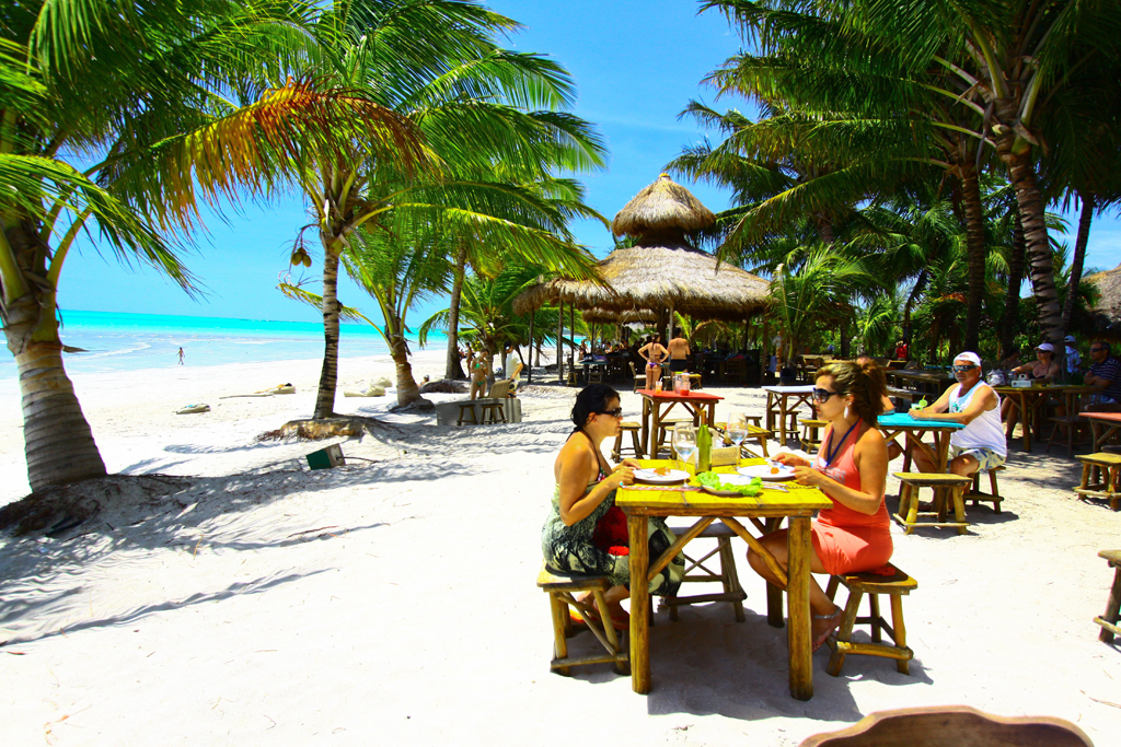 Mesas do Hibiscus, na Praia de Ipioca, em Maceió, Alagoas