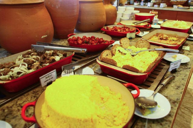 Buffet de pratos quentes do restaurante do Radisson Hotel Aracaju.