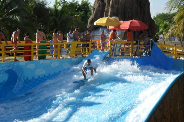 Piscina de surfe do parque aquático Thermas dos Laranjais Piscina de surfe do parque aquático Thermas dos Laranjais