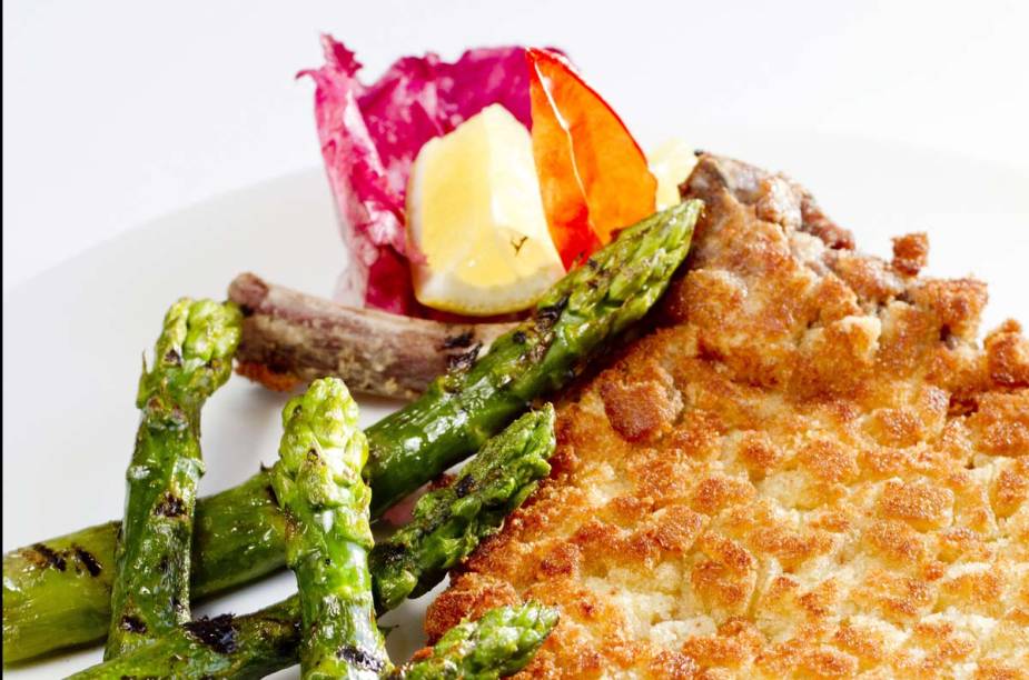 Vitela à milanesa com aspargos do Ristorante Alloro,Rio de Janeiro