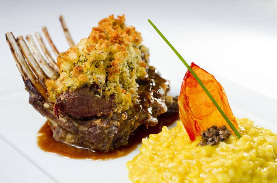 Carré de cordeiro sob crosta de ervas com risoto de açafrão, do Ristorante Alloro,Rio de Janeiro