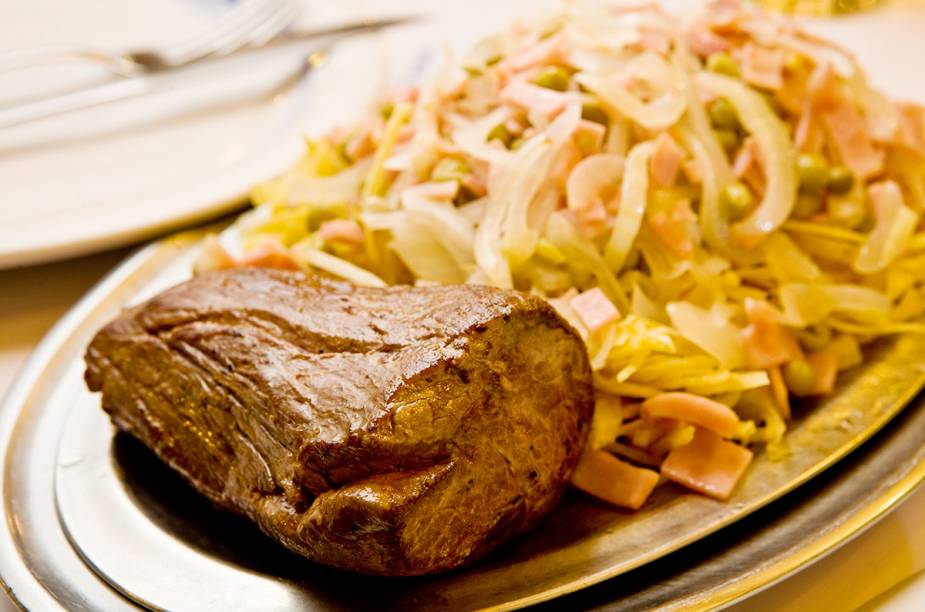 <a href="https://viajeaqui.abril.com.br/estabelecimentos/br-rj-rio-de-janeiro-restaurante-lamas" rel="Lamas" target="_blank"><strong>Lamas</strong></a> Os pratos com filé são a sensação da casa. Na foto: filé à francesa, guarnecido de batata palha, ervilha, cebola e presunto. <a href="https://viajeaqui.abril.com.br/estabelecimentos/br-rj-rio-de-janeiro-restaurante-lamas" rel="Lamas" target="_blank"><strong>Lamas</strong></a> Os pratos com filé são a sensação da casa. Na foto: filé à francesa, guarnecido de batata palha, ervilha, cebola e presunto.