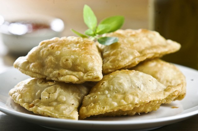 Entre as receitas queridinhas do cardápio, está o samosa, um pastel indiano