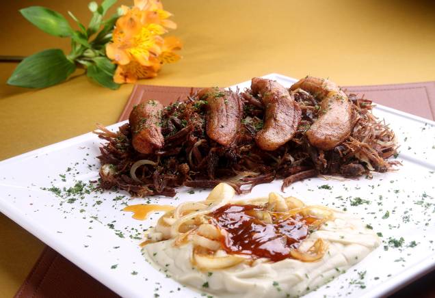 <strong><a href="https://viajeaqui.abril.com.br/estabelecimentos/br-ce-fortaleza-restaurante-coco-bambu" rel="Restaurante Coco Bambu" target="_blank">Restaurante Coco Bambu</a>, <a href="https://viajeaqui.abril.com.br/cidades/br-ce-fortaleza" rel="Fortaleza" target="_self">Fortaleza</a>, <a href="https://viajeaqui.abril.com.br/estados/br-ceara" rel="Ceará" target="_self">Ceará</a></strong>O restaurante começou na capital cearense antes de seguir para outras grandes cidades do país, como <a href="https://viajeaqui.abril.com.br/cidades/br-sp-sao-paulo" rel="São Paulo" target="_self">São Paulo</a>. No cardápio, destacam-se receitas de peixes e frutos do mar, como o arroz de mariscos (camarão, peixe, lula, lagosta e mexilhão refogados com verduras, temperos e açafrão)<strong>, </strong>que serve quatro pessoas. Também vale experimentar das receitas de <strong>carne de sol</strong> da casa. O ambiente casa perfeitamente com o clima proporcionado pelo litoral<em><a href="https://www.booking.com/city/br/fortaleza.pt-br.html?aid=332455&label=viagemabril-restaurantes-no-nordeste" rel="Veja preços de hotéis em Fortaleza no Booking.com" target="_blank">Veja preços de hotéis em Fortaleza no Booking.com</a></em> <strong><a href="https://viajeaqui.abril.com.br/estabelecimentos/br-ce-fortaleza-restaurante-coco-bambu" rel="Restaurante Coco Bambu" target="_blank">Restaurante Coco Bambu</a>, <a href="https://viajeaqui.abril.com.br/cidades/br-ce-fortaleza" rel="Fortaleza" target="_self">Fortaleza</a>, <a href="https://viajeaqui.abril.com.br/estados/br-ceara" rel="Ceará" target="_self">Ceará</a></strong>O restaurante começou na capital cearense antes de seguir para outras grandes cidades do país, como <a href="https://viajeaqui.abril.com.br/cidades/br-sp-sao-paulo" rel="São Paulo" target="_self">São Paulo</a>. No cardápio, destacam-se receitas de peixes e frutos do mar, como o arroz de mariscos (camarão, peixe, lula, lagosta e mexilhão refogados com verduras, temperos e açafrão)<strong>, </strong>que serve quatro pessoas. Também vale experimentar das receitas de <strong>carne de sol</strong> da casa. O ambiente casa perfeitamente com o clima proporcionado pelo litoral<em><a href="https://www.booking.com/city/br/fortaleza.pt-br.html?aid=332455&label=viagemabril-restaurantes-no-nordeste" rel="Veja preços de hotéis em Fortaleza no Booking.com" target="_blank">Veja preços de hotéis em Fortaleza no Booking.com</a></em>