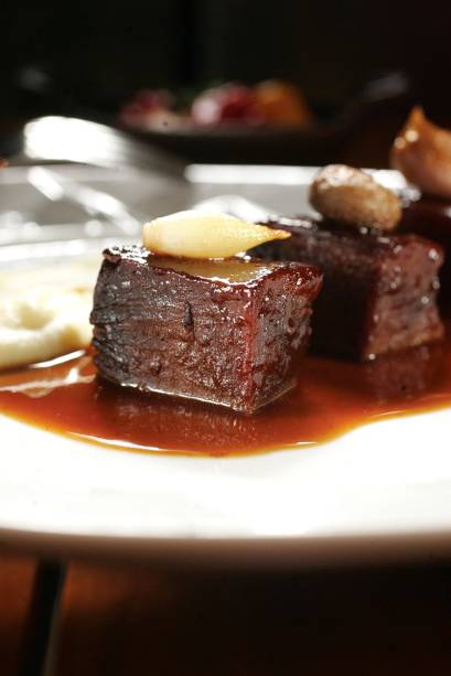 Língua de boi ao vinho Marsala, do restaurante Attimo, na Vila Nova Conceição, em São Paulo