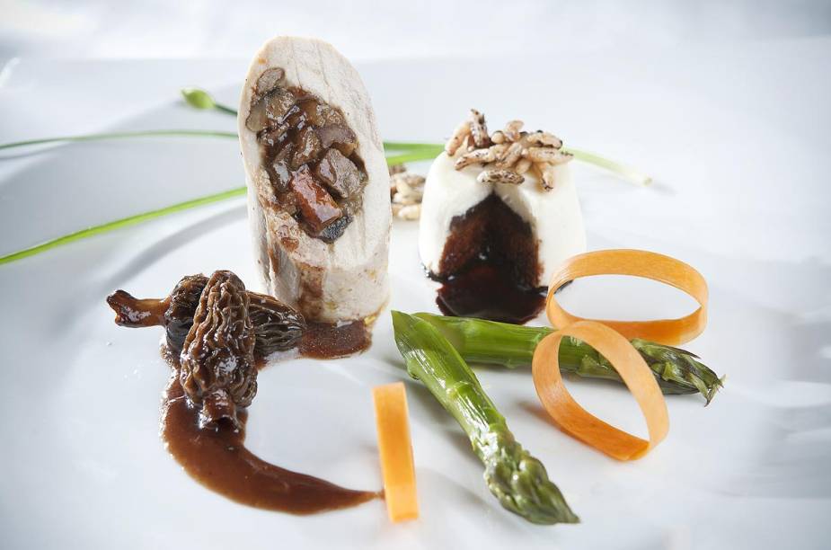 Ballotine de galinha-dangola com petit gâteau de feijão, salpicado de crocante de arroz do restaurante Le Pré Catelan, no Rio de Janeiro