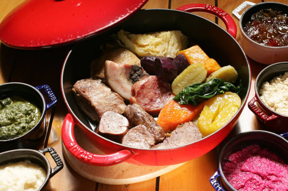 Bollito misto na panela, cozido de vegetais e carnes variadas, do restaurante Attimo, na Vila Nova Conceição, em São Paulo