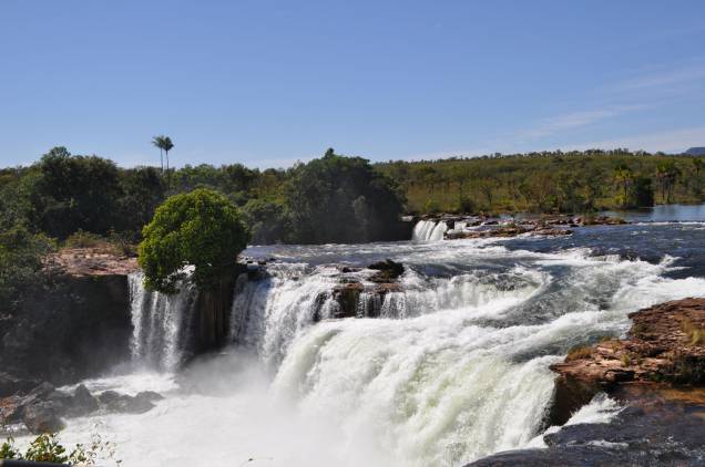 Queda d'água da <a href="https://turismo.to.gov.br/regioes-turisticas/encantos-do-jalapao/principais-atrativos/mateiros/cachoeira-da-velha/" target="_blank" rel="noopener"><strong>Cachoeira da Velha</strong></a>, Parque Estadual do Jalapão, Tocantins