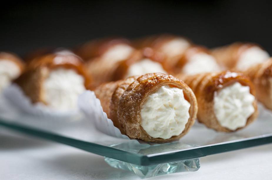 Os canudinhos recheados com creme de baunilha - canuti de baunilha - são uma das especialidades da confeitaria italiana