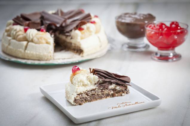 Torta Saint Honoré, feita com massa folhada, creme de chocolate e chantili aromatizado com baunilha natural, da confeitaria Mole Antonelliana Torta Saint Honoré, feita com massa folhada, creme de chocolate e chantili aromatizado com baunilha natural, da confeitaria Mole Antonelliana