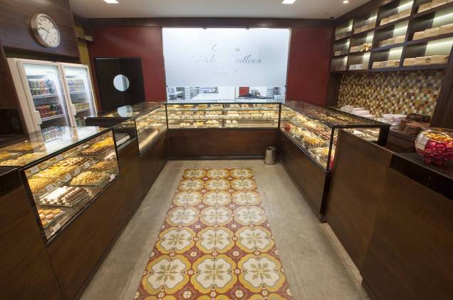 O ambiente da confeitaria tem uma decoração inspirada nas padarias italianas O ambiente da confeitaria tem uma decoração inspirada nas padarias italianas