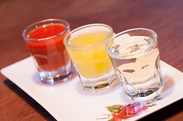 Rabo de galo - um trio composto por shot de tequila, suco de laranja e suco de tomate com pimenta tabasco - é um dos drinks criativos do Arcangelo Bar Café, em Belo Horizonte (MG)