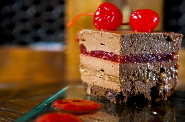 Entre as sobremesas do menu, está o mousse de chocolate belga, compota de cereja e brownie de chocolate