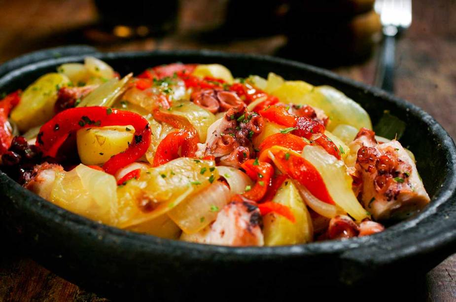 Polvo com batata, pimentão e cebola no azeite, do bar e restaurante Taberna 474.