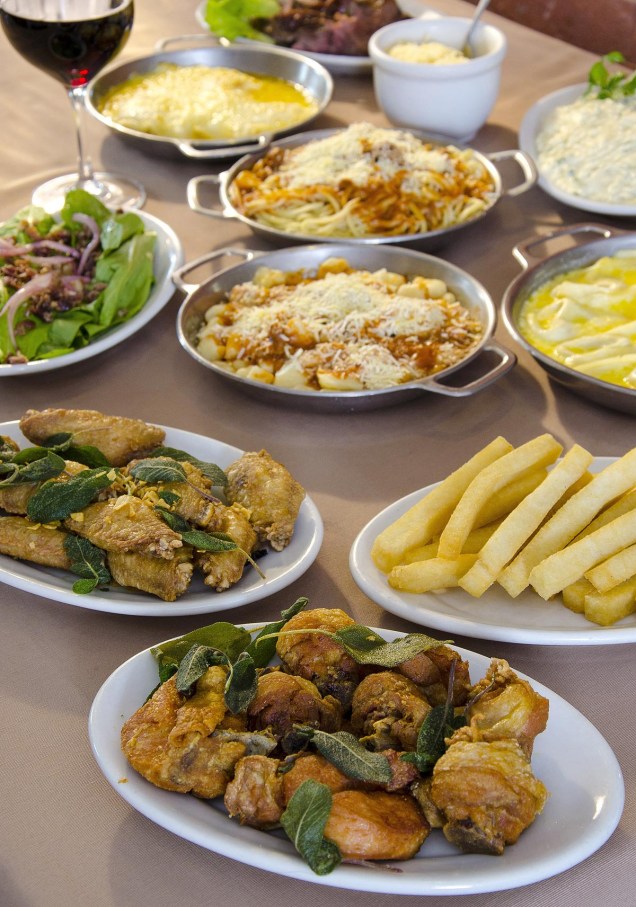 Frango, massas e carnes são os pratos servidos no rodízio do restaurante Madalosso, em Curitiba (PR)