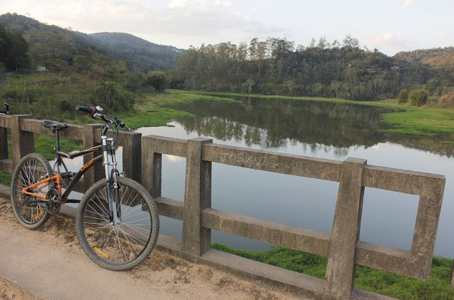 Bicicleta à margem da represa do Rio Atibainha, trecho da trilha da cidade de Nazaré Paulista