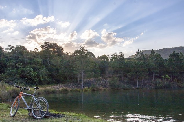 Visitantes da represa podem fazer uma trilha com bicicleta