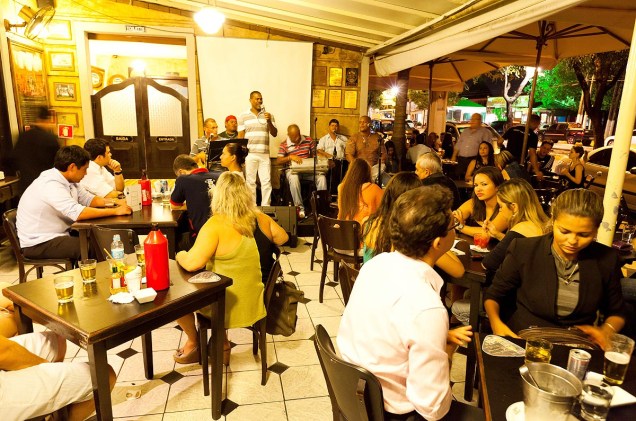 Salão do Alagoana, em Maceió (AL); o bar recebe bandas de pagode e música sertaneja para shows ao vivo