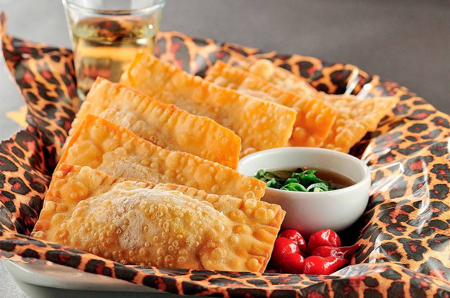 Porção de 6 Pastéis de Bobó de Camarão ao perfume de Cachaça Cambraia e shot de Cambraia, do restaurante Dona Onça.