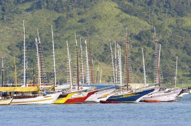 Os passeios de escuna que percorrem a baía são tradicionais em Paraty Os passeios de escuna que percorrem a baía são tradicionais em Paraty