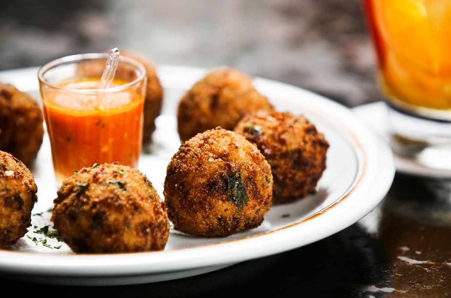 Bolinho de arroz e linguiça calabresa, do bar Armazém Veloso, na Vila Mariana.