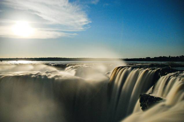 O cenário impressionante formado pelas <strong>Cataratas do Iguaçu</strong> (PR) encanta qualquer turista. Aliás, os visitantes parecem unânimes ao relatar o impacto da beleza formada pelas diversas quedas dágua que marcam o local. A estrutura do <a href="http://viajeaqui.abril.com.br/estabelecimentos/br-pr-foz-do-iguacu-atracao-parque-nacional-do-iguacu-brasil" rel="Parque Nacional do Iguaçu" target="_self">Parque Nacional do Iguaçu</a>, vale ressaltar, é impecável 