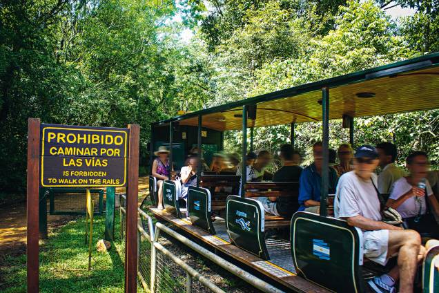Trenzinho turístico que percorre o Parque Nacional Iguazú, lado argentino das Cataratas do Iguaçu.