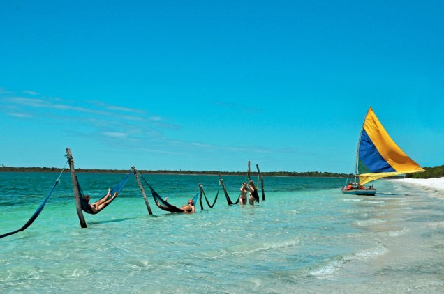 Redes e jangada para turistas na Lagoa do Paraiso, em Jericoacoara