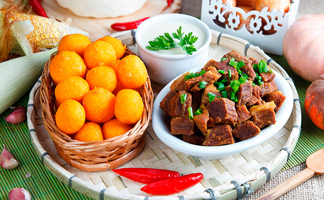 Ouro dos Gerais: carne serenada, creme de mandioca com queijo e bolinhos de angu com recheio de queijo, do Bar do Zezé, em Barreiro de Baixo.