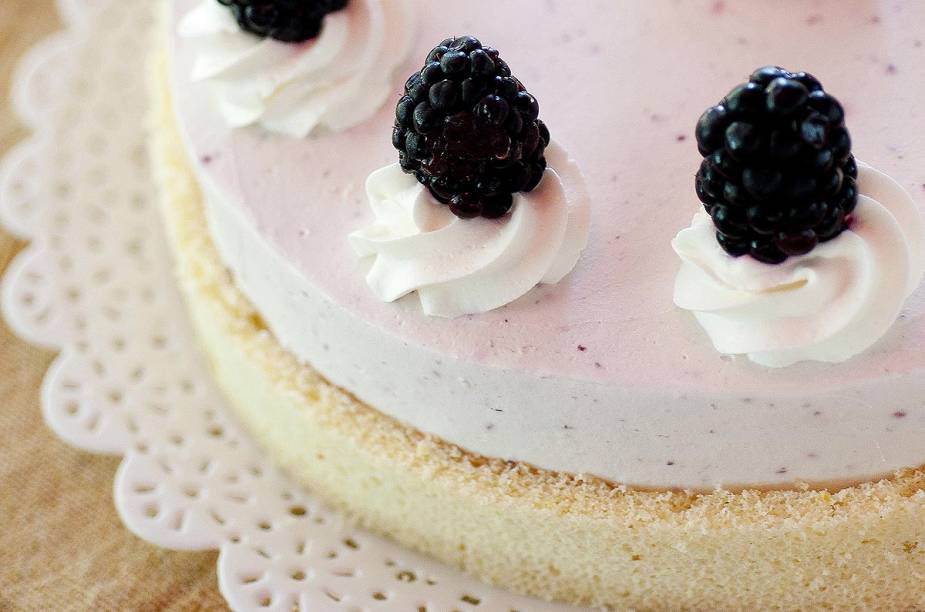 Torta recheada de chantili com amora fresca