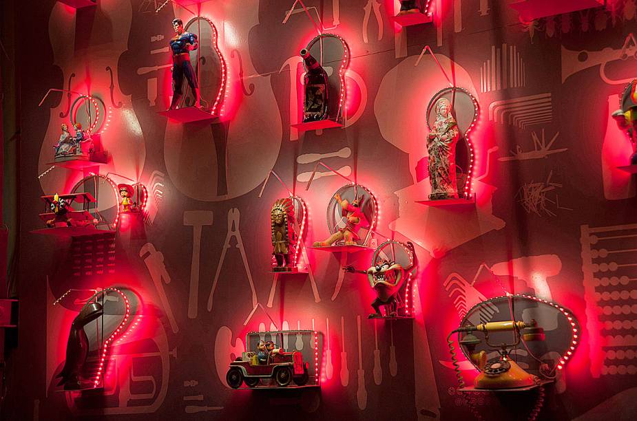 Objetos envoltos em luzes de LED, no salão do Barzinho, na Lapa