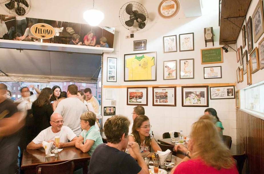 <a href="http://viajeaqui.abril.com.br/estabelecimentos/br-sp-sao-paulo-restaurante-veloso" rel="Veloso, São Paulo: " target="_blank"><strong>Veloso, São Paulo: </strong></a> Apesar de pequeno, está sempre lotado. As coxinhas e caipirinhas mais famosas da Vila Mariana estão lá.