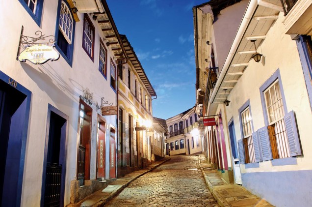 Rua Bernardo de Vasconcelos, no Centro Histórico, onde há lojinhas que vendem pedras preciosas Rua Bernardo de Vasconcelos, no Centro Histórico, onde há lojinhas que vendem pedras preciosas