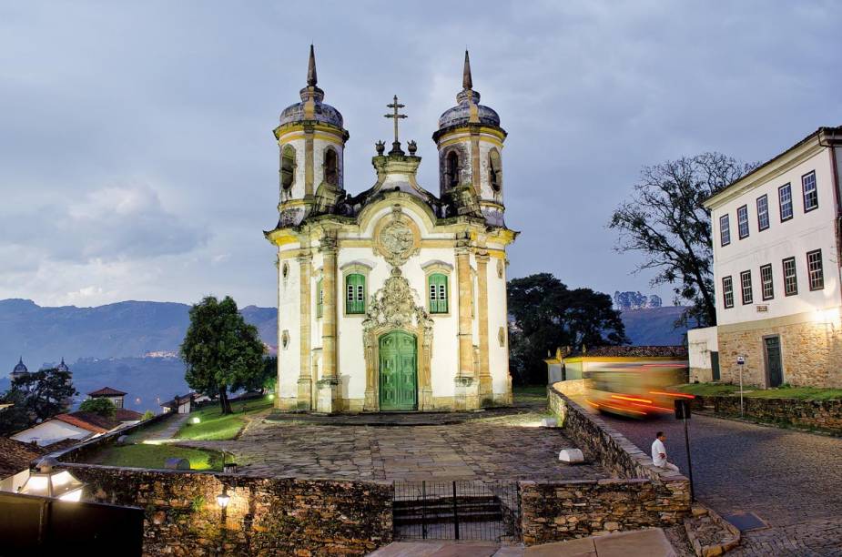 <a href="http://viajeaqui.abril.com.br/estabelecimentos/br-mg-ouro-preto-atracao-igreja-sao-francisco-de-assis" rel="Igreja São Francisco de Assis" target="_blank">Igreja São Francisco de Assis</a>, em Ouro Preto (MG); a foto está no livro "Patrimônio Material - Centros Históricos, Conjunto Arquitetônico, Santuários e Ruínas"