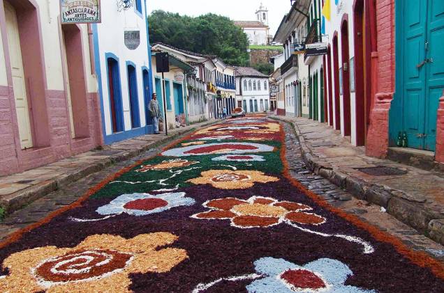 Rua coberta com o tradicional tapete de serragem, confeccionado para a Procissão da Ressurreição que ocorre na Semana Santa