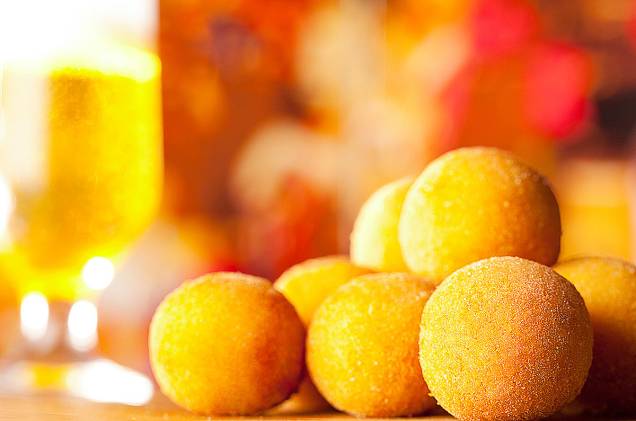 Bolinho com recheio de salaminho, criação do chef Fábio Batistella no Barzinho, na Lapa Bolinho com recheio de salaminho, criação do chef Fábio Batistella no Barzinho, na Lapa
