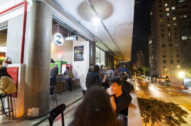 O bar tem uma varanda com vista para a Rua Bahia, no Centro