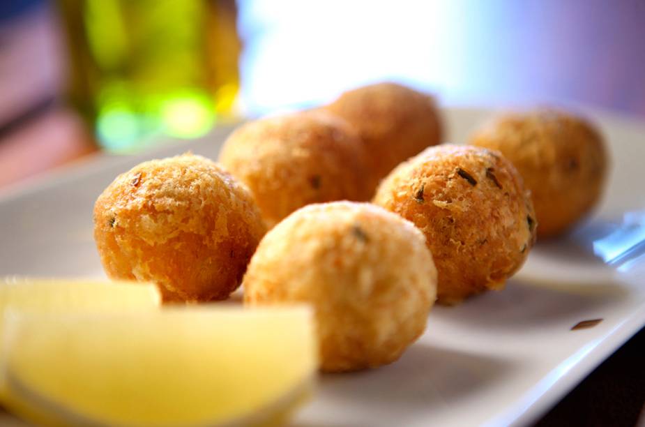 <a href="https://viajeaqui.abril.com.br/estabelecimentos/br-rj-rio-de-janeiro-restaurante-baretto-londra" rel="Baretto-Londra" target="_blank"><strong>Baretto-Londra</strong></a> Apesar de todo o requinte do ambiente e sofisticação da carta de drinques, o Baretto-Londra não abre mão de petiscos tradicionais. É o caso da porção de bolinhos de bacalhau. <a href="https://viajeaqui.abril.com.br/estabelecimentos/br-rj-rio-de-janeiro-restaurante-baretto-londra" rel="Baretto-Londra" target="_blank"><strong>Baretto-Londra</strong></a> Apesar de todo o requinte do ambiente e sofisticação da carta de drinques, o Baretto-Londra não abre mão de petiscos tradicionais. É o caso da porção de bolinhos de bacalhau.