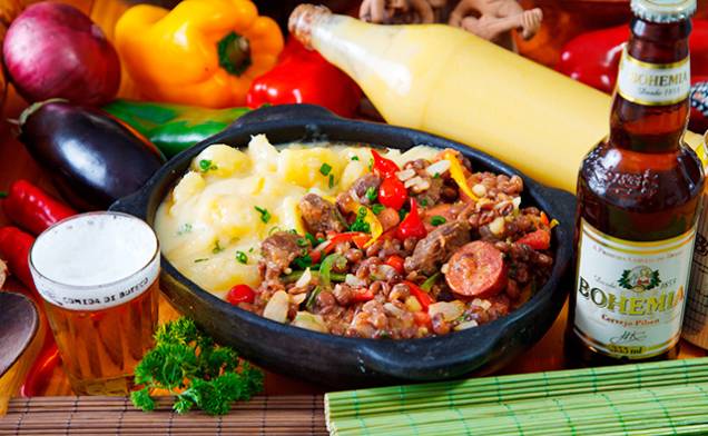 Sonho meu: carne cozida com feijão andu, calabresa e mandioca, petisco do Bar do Zezé. Sonho meu: carne cozida com feijão andu, calabresa e mandioca, petisco do Bar do Zezé.