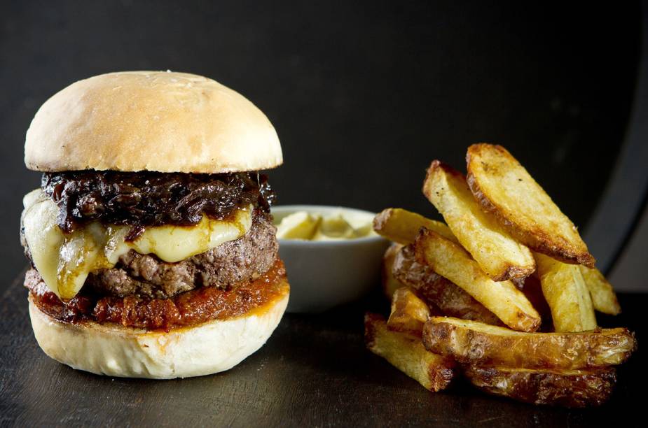 Hambúrguer de entrecôte de black angus, compota de bacon, cebola confitada, queijo minas padrão e pão artesanal