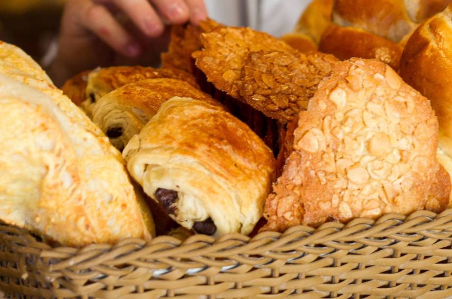 Baguete, pain au chocolat e tuille de amêndoas do La Boulangerie, Brasília