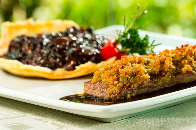Lombo de cordeiro com risoto de arroz negro do Trattoria da Rosario, Brasília Lombo de cordeiro com risoto de arroz negro do Trattoria da Rosario, Brasília