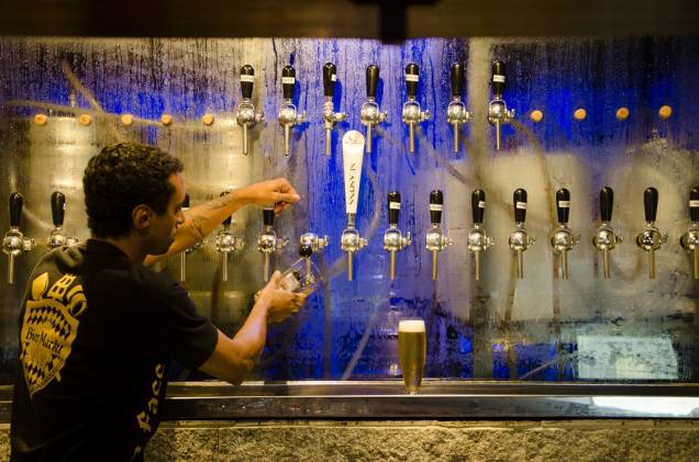 Os gaúchos não devem nada aos vizinhos catarinenses em termos de amor à cerveja. O Bier Markt, por exemplo, tem suas insanas 30 opções de chopes. Veja mais no nosso <a href="https://viajeaqui.abril.com.br/materias/48-horas-em-porto-alegre" rel="48 Horas em Porto Alegre">roteiro de 48 Horas em Porto Alegre</a> Os gaúchos não devem nada aos vizinhos catarinenses em termos de amor à cerveja. O Bier Markt, por exemplo, tem suas insanas 30 opções de chopes. Veja mais no nosso <a href="https://viajeaqui.abril.com.br/materias/48-horas-em-porto-alegre" rel="48 Horas em Porto Alegre">roteiro de 48 Horas em Porto Alegre</a>